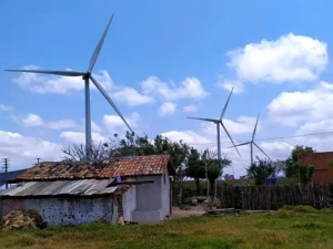 parques eólicos como fonte de energia renovável geram debate sobre impactos ambientais e planejamento territorial
