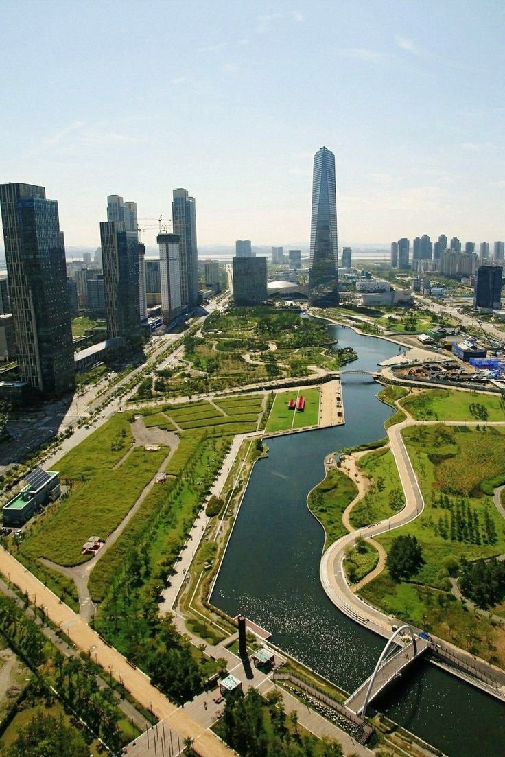 – Incheon , Songdo Central Park -Seoul ncheon-Songdo-Central-Park-Seoul. Rio central com mata em ambas as margens e corredores arborizados